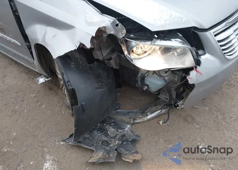 2015 Chrysler Town & Country Touring z USA, uszkodzony, nr VIN 2C4RC1BG5FR709102